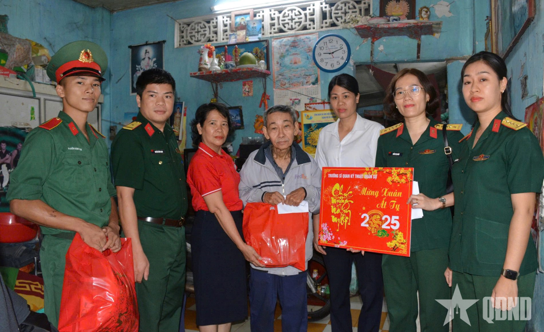 Bộ đội Kỹ thuật chăm lo gia đình chính sách, hộ nghèo dịp Tết Ất Tỵ